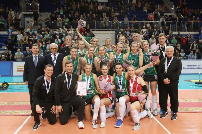 Волейбол: «Уралочка» взяла 35-ю медаль в чемпионате в день рождения Карполя
