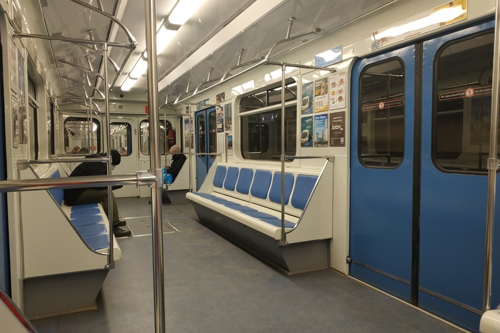 СМИ: В метро Екатеринбурга ввели досмотр вещей пассажиров из карманов