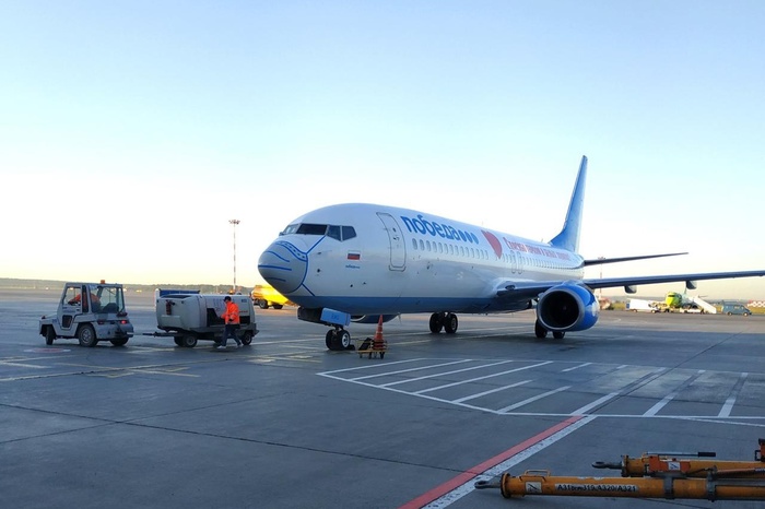 В Екатеринбурге приземлился самолет с огромной медицинской маской на носу