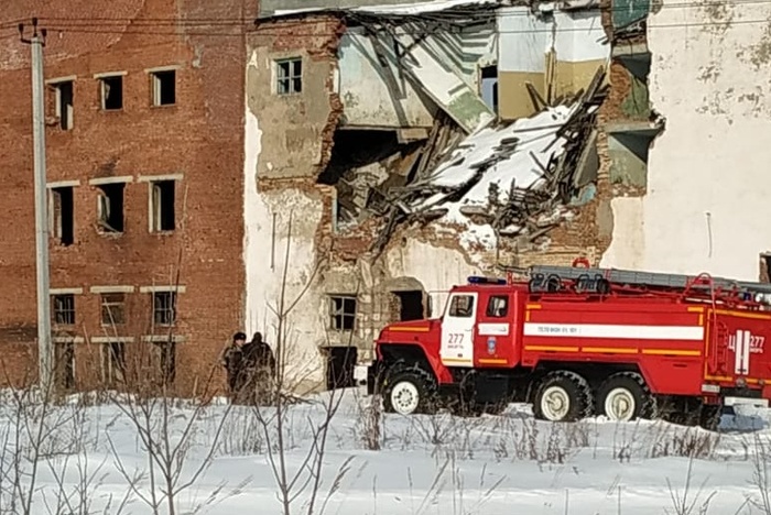 В Свердловской области на заводе обрушилась крыша. Есть погибшие