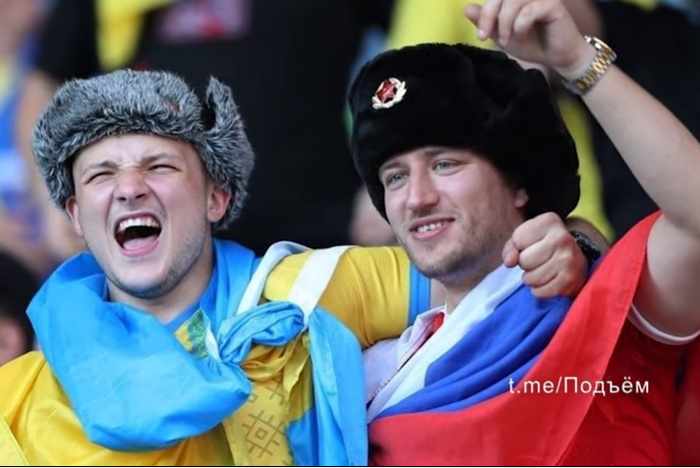 Украинские фанаты напали на болельщика с российским флагом на матче Евро-2020