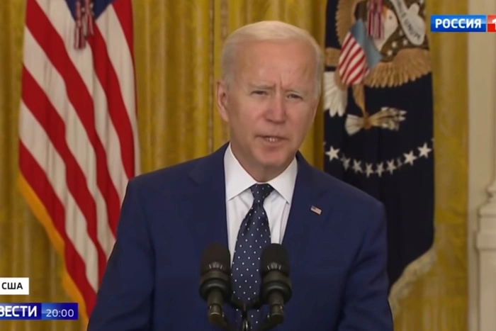 Байден пригрозил России экономической катастрофой в случае нападения на Украину