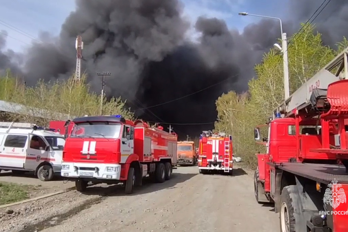 Под Екатеринбургом разгорается жуткий пожар