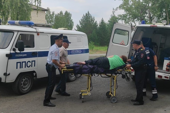 Свердловский полицейский спас потерявшуюся при сборе ягод в лесу женщину