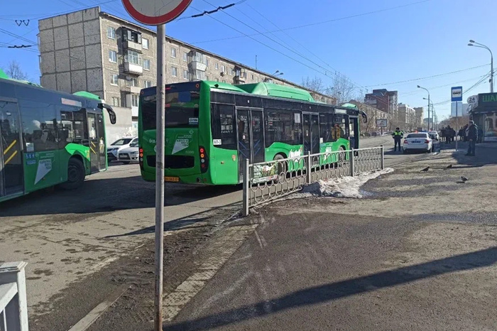 Водитель автобуса «Гортранса», проехав на красный, сбил пешехода в Екатеринбурге