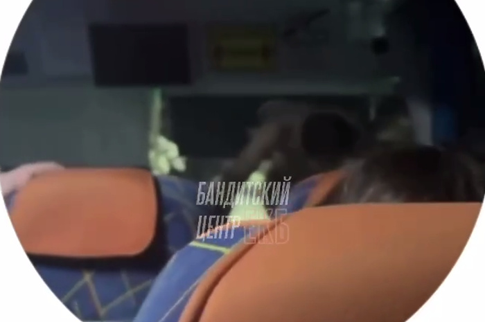 В автобусе, следовавшего по маршруту Екатеринбург — Серов, полуголый мужчина разбил стекло и кидался на водителя