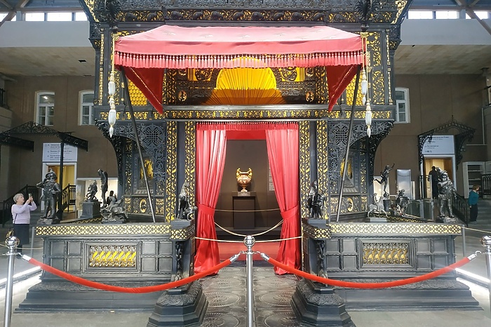 «Бывшая» Тимати Анастасия Решетова пришла в восторг от выставки в Екатеринбургском музее ИЗО