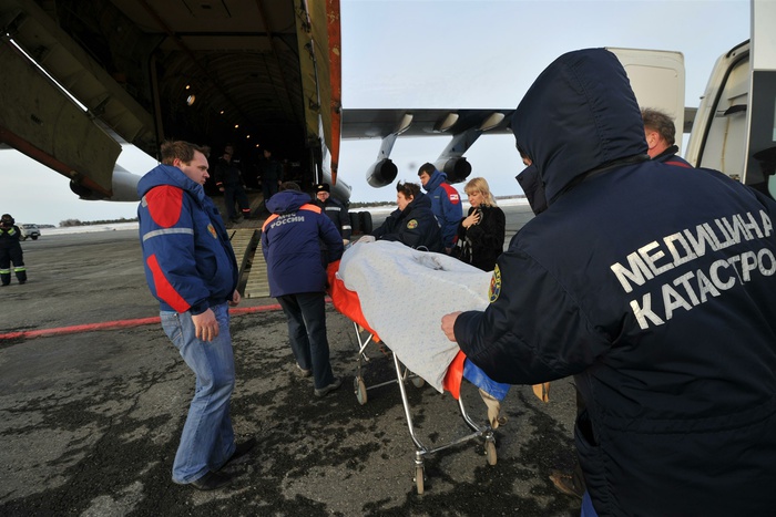 Пострадавших в Непале российских парапланеристов доставит на родину борт МЧС