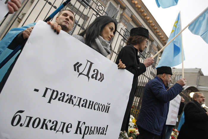 Опора поставляющей электроэнергию с Украины в Крым ЛЭП упала