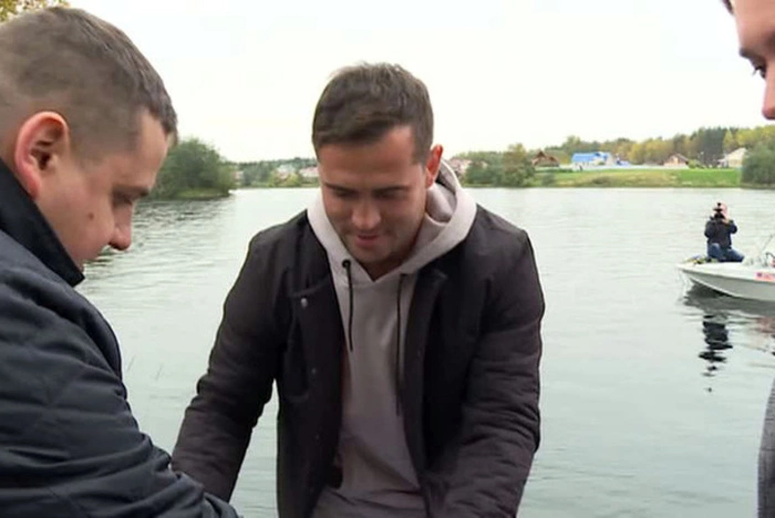 Футболист Кержаков выпустил в Онегу тысячи мальков лосося