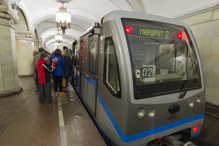 В Москве полицейский спас жизнь пассажиру метро, вытащив его с рельс прямо перед поездом — видео
