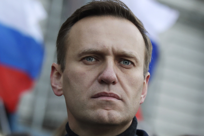 Алексей Навальный находится в тяжёлом состоянии. Его подключили к аппарату ИВЛ