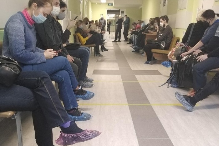 В Екатеринбурге женщина с подтвержденным коронавирусом целый день простояла в очереди к врачу