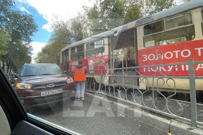 В Екатеринбурге сошёл с рельсов трамвай