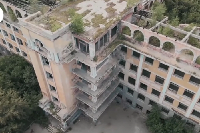 ЗакСО одобрило передачу заброшенной больницы в Зеленой роще в частные руки