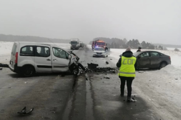 В страшном ДТП на Пермском тракте разбились два человека