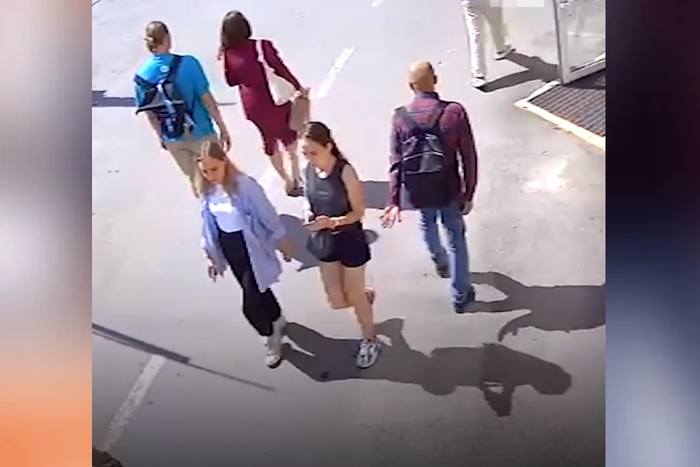 Появилось видео того, как странный тип облапал в центре Екатеринбурга девушку