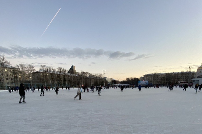 В Екатеринбурге открывается огромный каток в самом центре города