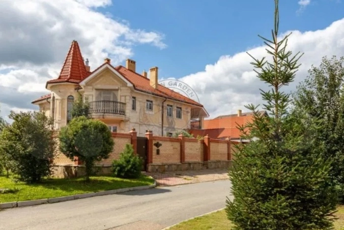 В Екатеринбурге продается коттедж за 150 миллионов рублей с бассейном, как в спортзале