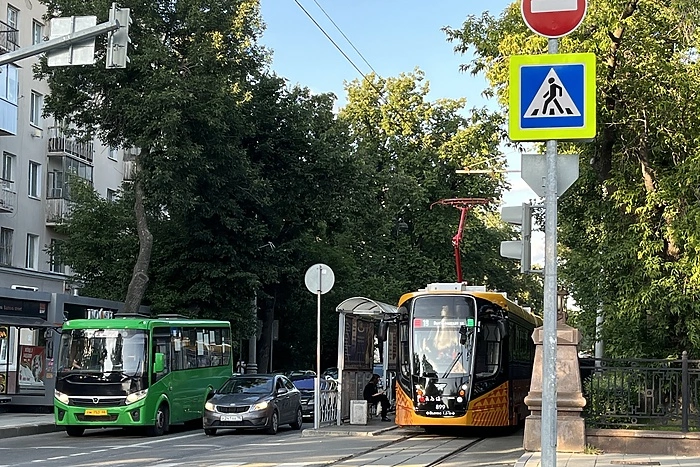 Семь новых и очень вместительных трамваев вышли на маршрут в Екатеринбурге. Куда они ездят?