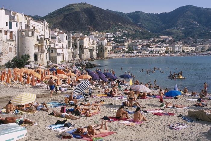 Туриста оштрафовали в Италии на 200 евро за курение на пляже