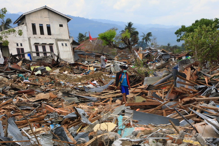 Жертвами цунами в Индонезии стало 43 человека