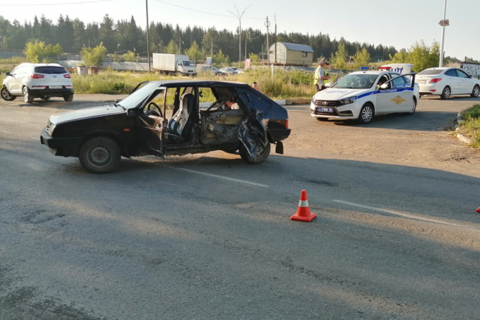 В Свердловской области девочка пострадала в аварии из-за водителя без прав и пьяной матери