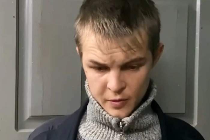 Пьяный мужчина украл из зоомагазина клетку с попугаями ради своей девушки