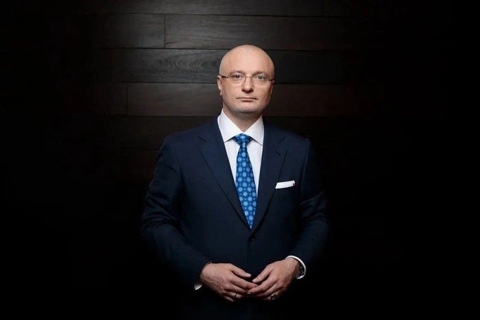 Клишас заочно поспорил с Медведевым из-за покинувшего страну актера Смольянинова