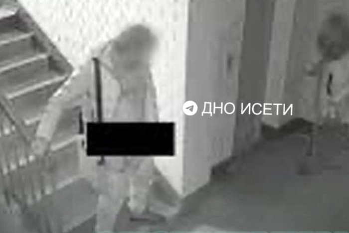 Голый мужчина затаился в подъезде свердловского города