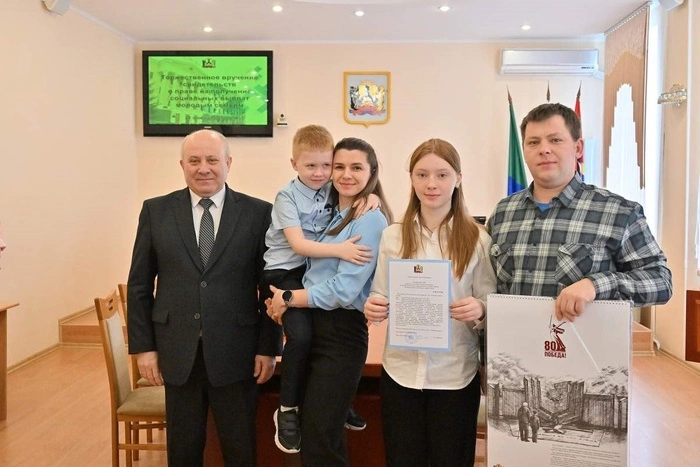 Мэр Хабаровска удалил фото, где он дарит бородатым мигрантам сертификаты на жилье