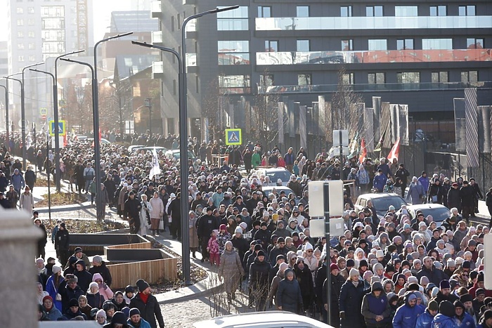 Свердловский вице-губернатор принял участие в крестном ходе в Екатеринбурге