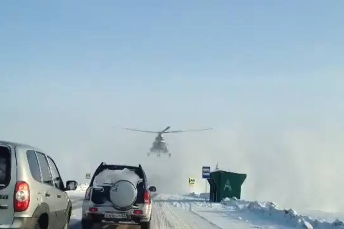 На Алтае вертолет приземлился на автодорогу