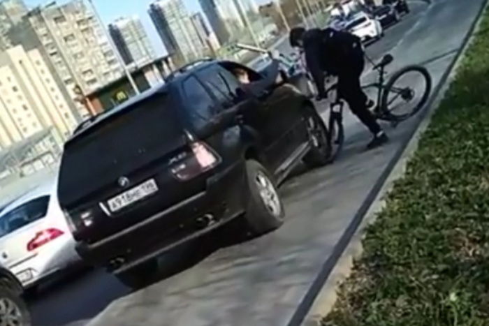 На автохама, ударившего битой велосипедиста на Халтурина, завели уголовное дело