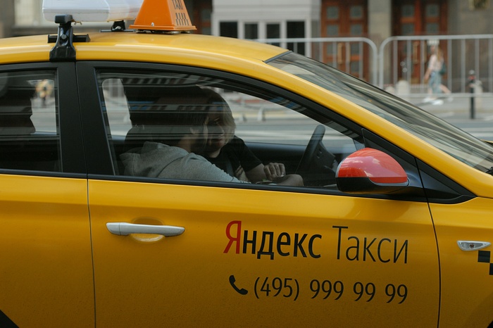 Водитель «Яндекс.Такси» завез пассажиров в подворотню, где их ограбили и избили