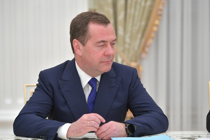 Подавляющее большинство россиян крайне негативно отнеслись к итогам работы Медведева — Левада-центр