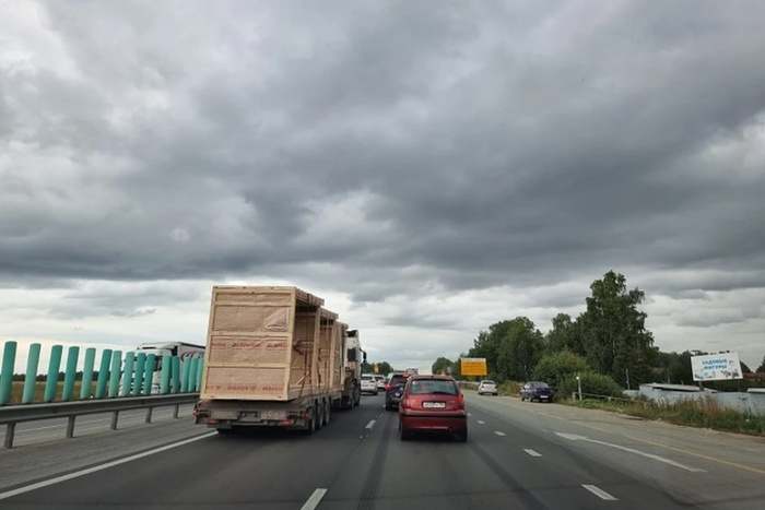 На выезде из Екатеринбурга образовалась огромная пробка