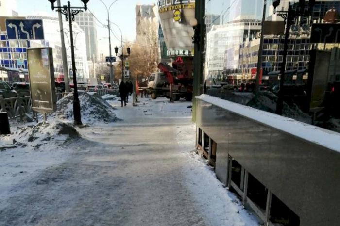 Рядом с «Гринвичем» серьёзно повредили плитку и тротуар