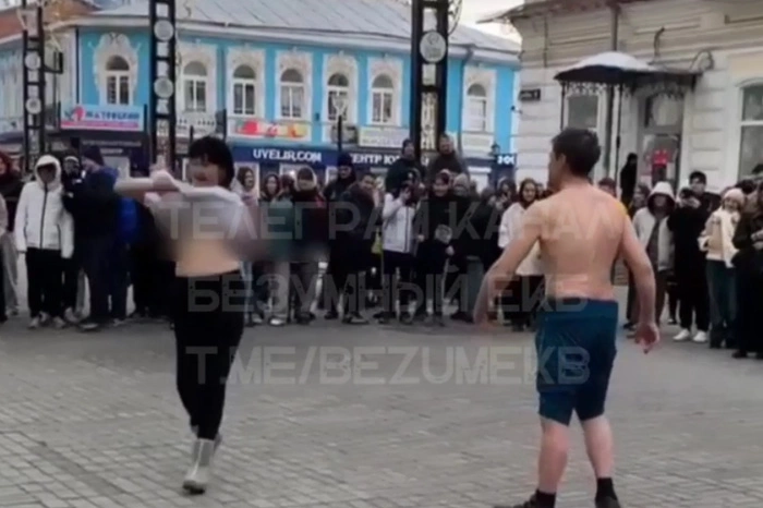 На Вайнера женщина решила показать грудь во время танца — видео