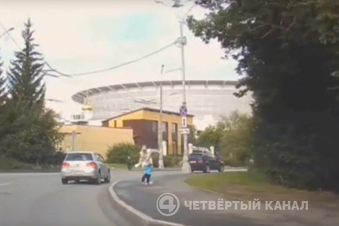 Екатеринбурженка грубо швырнула ребёнка посреди улицы