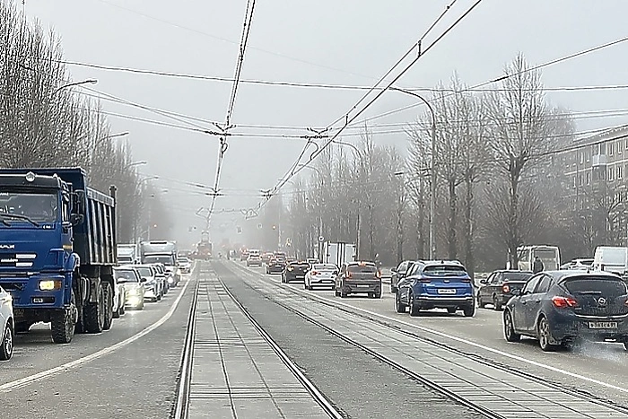 В центре Екатеринбурга вновь остановилось движение трамваев