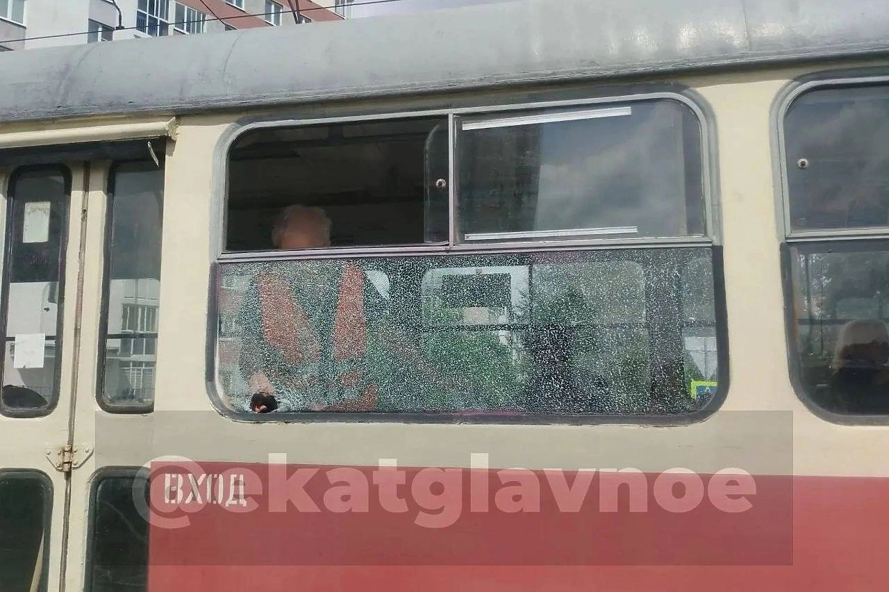 В Екатеринбурге обстреляли трамвай с пассажирами