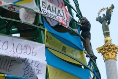 Мужчина повесился на каркасе елки на Майдане Незалежности