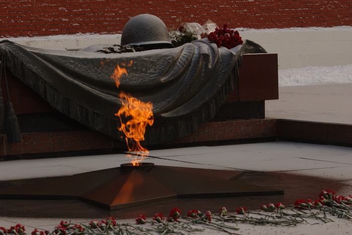 В Киеве снова залили Вечный огонь цементом