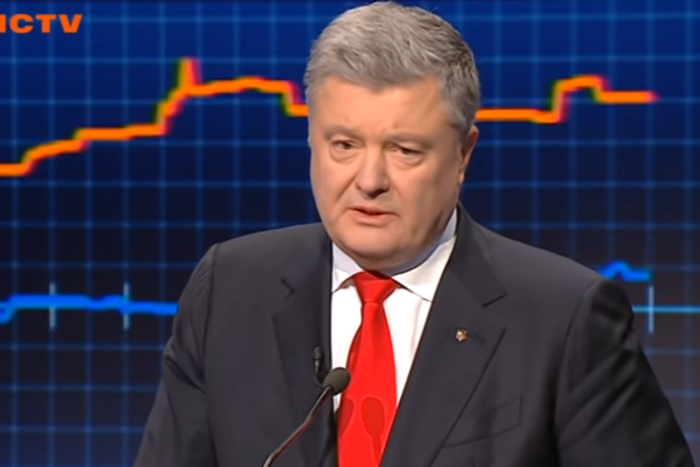 Украинский омбудсмен упала в обморок во время речи Порошенко