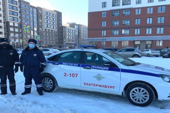 В Екатеринбурге спасли школьницу, которая замерзала на остановке