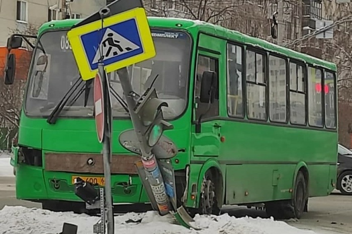 На Щербакова автобус протаранил светофор