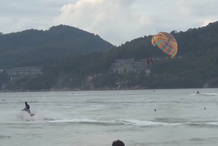 В Геленджике турист получил серьезные травмы, упав в море с парашюта