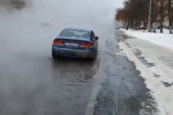 В Екатеринбурге затопило крупный перекрёсток