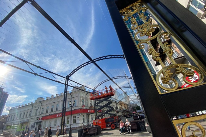 Центр Екатеринбурга начали украшать золотом